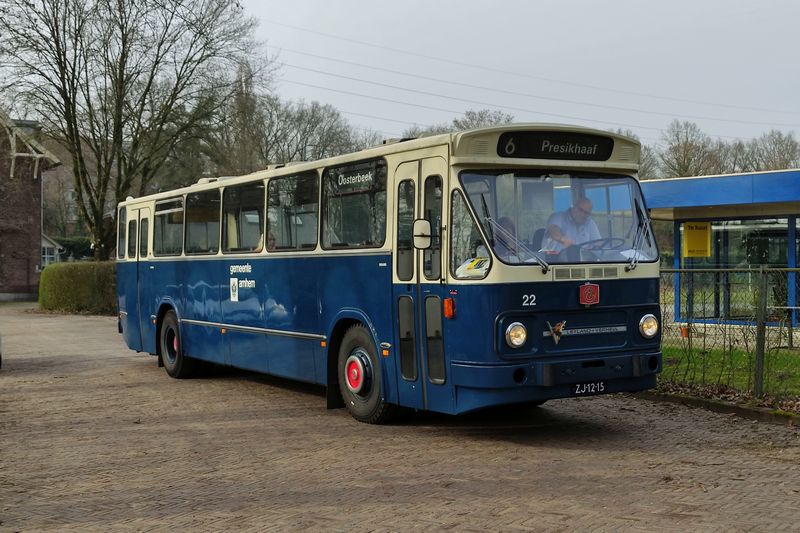 Rondrit met museumbussen door Arnhem